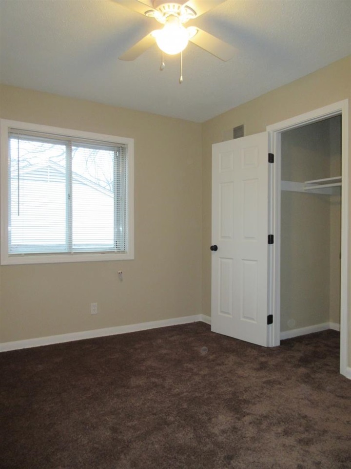 4324 Sidney Road Memphis, TN 38116 - Photo 6 of 8 an empty room with a window