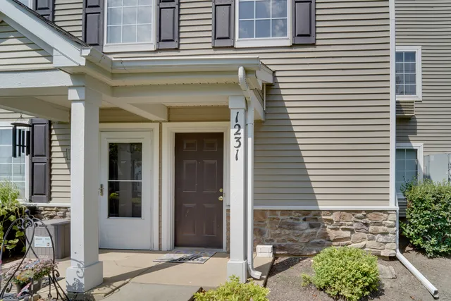 $1,899 | 1231 Silverstone Drive, Unit 1231, Carpentersville, IL 60110