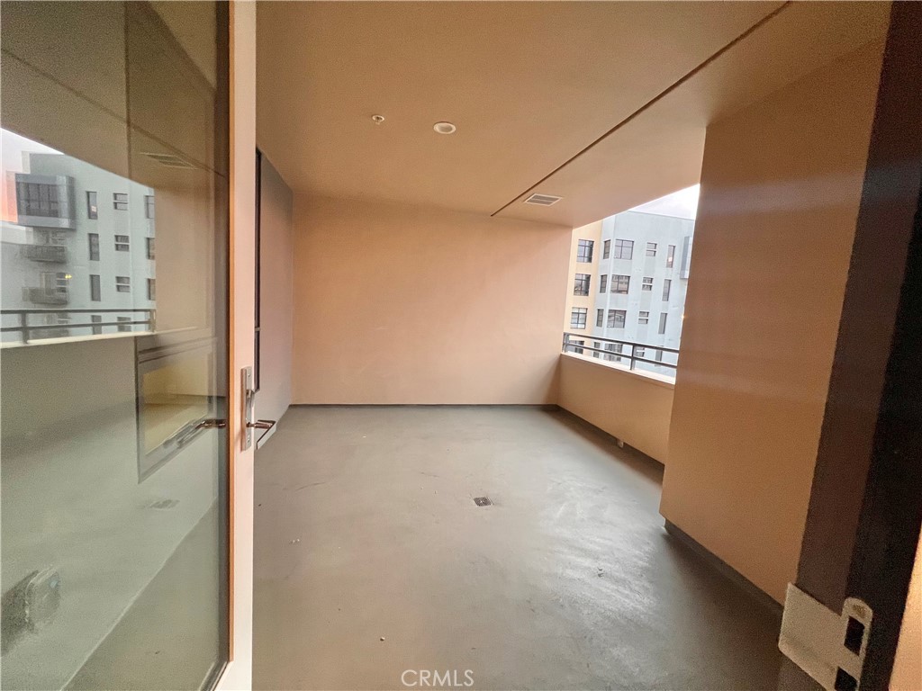 39 South Los Robles Avenue Pasadena, CA 91101 - Photo 22 of 36 a view of an empty room with a window