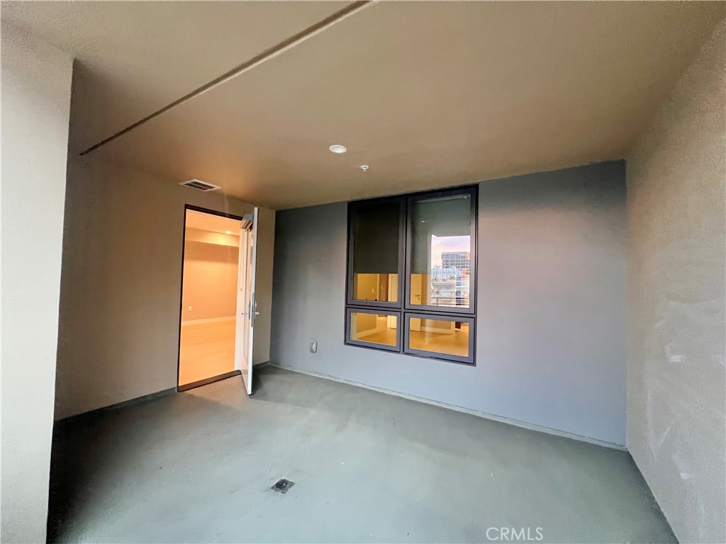 39 South Los Robles Avenue Pasadena, CA 91101 - Photo 23 of 36 an empty room with windows