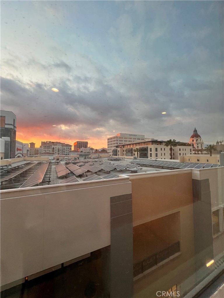 39 South Los Robles Avenue Pasadena, CA 91101 - Photo 24 of 36 a view of a terrace with skyline