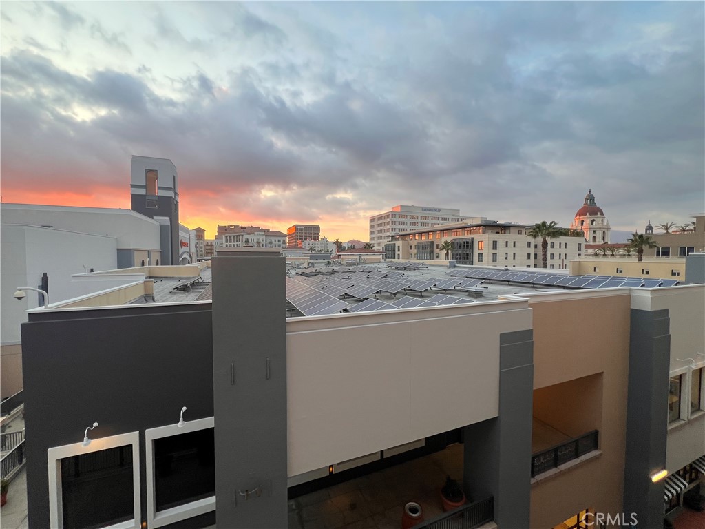 39 South Los Robles Avenue Pasadena, CA 91101 - Photo 25 of 36 a terrace with a city view