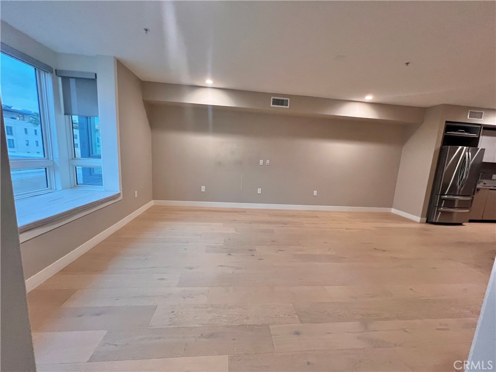 39 South Los Robles Avenue Pasadena, CA 91101 - Photo 26 of 36 a view of a hallway with entryway