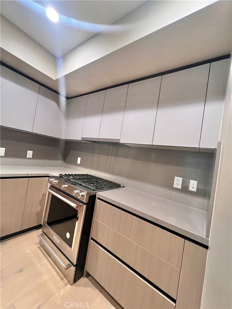 39 South Los Robles Avenue Pasadena, CA 91101 - Photo 4 of 36 a close view of stove top oven