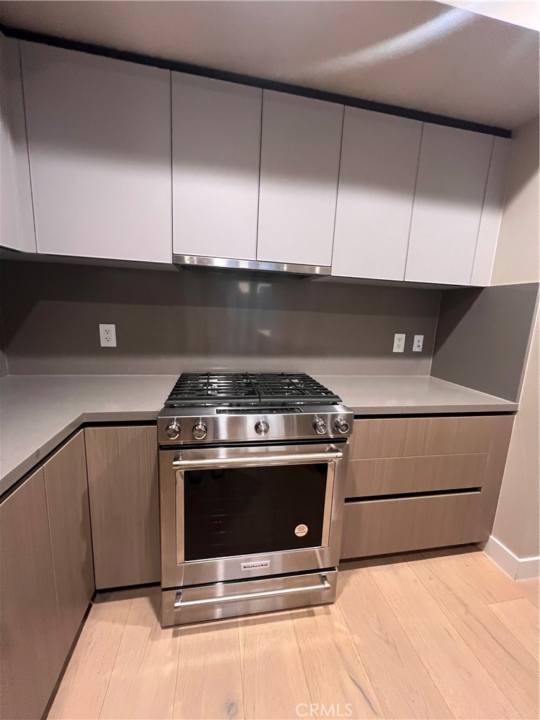 39 South Los Robles Avenue Pasadena, CA 91101 - Photo 10 of 36 a stove top oven sitting inside of a kitchen