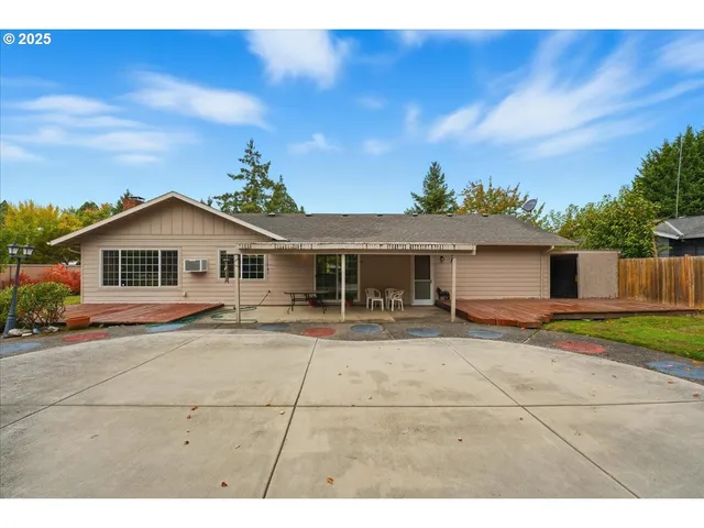 a view of a house with backyard and trees