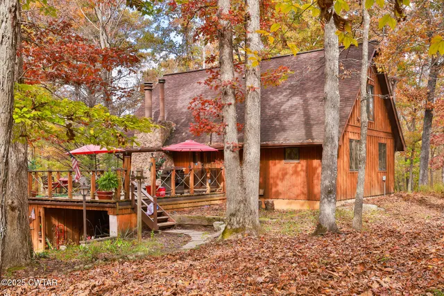 a view of entryway with a front door