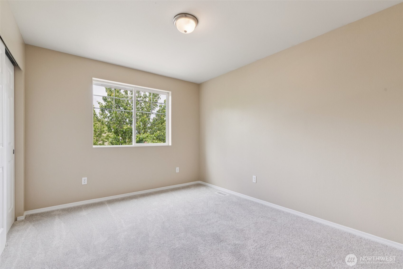 323 Helen Street Sedro-Woolley, WA 98284 - Photo 25 of 34 an empty room with windows