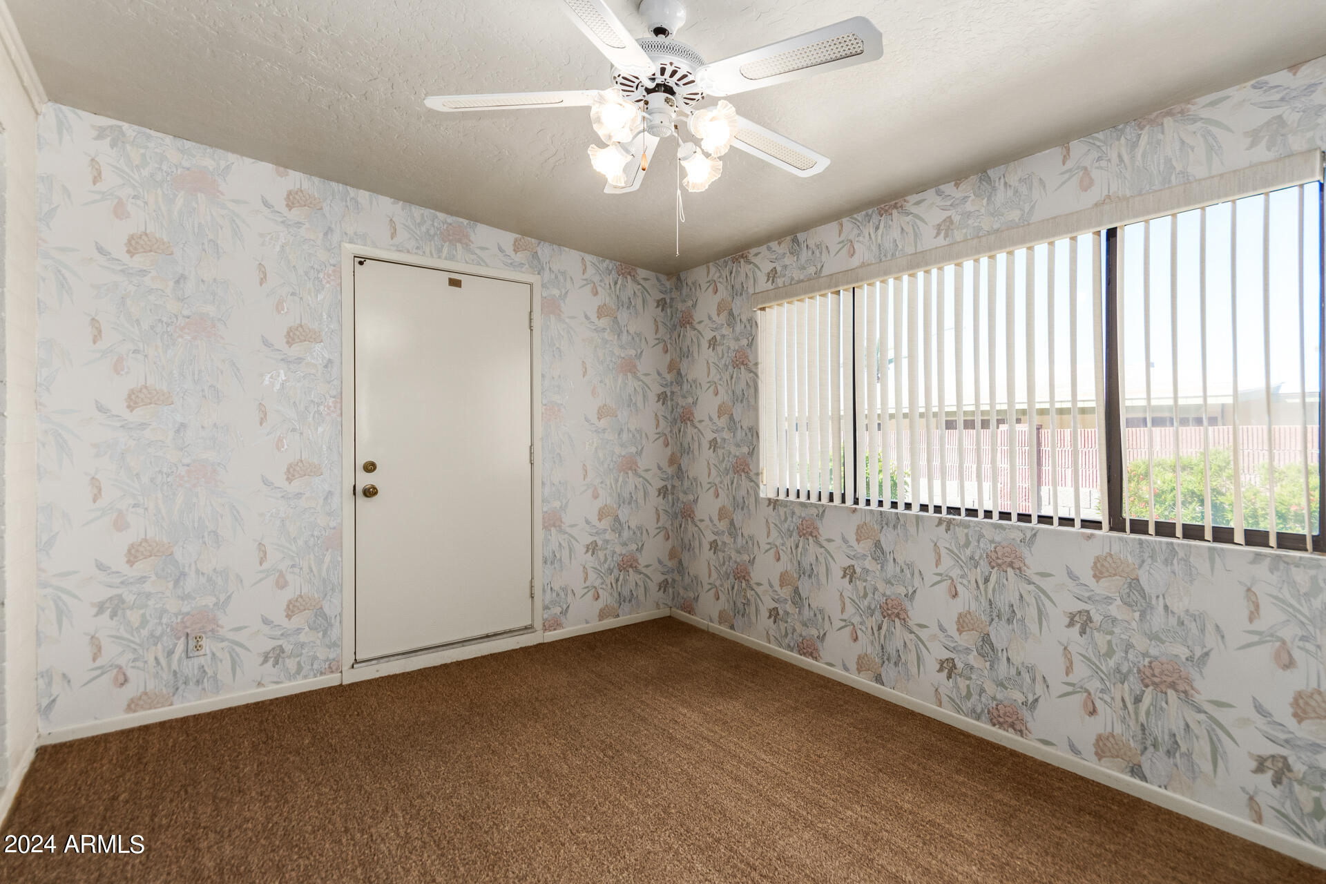 520 South Greenfield Road, Unit 39 Mesa, AZ 85206 - Photo 15 of 19 a view of an empty room with a window