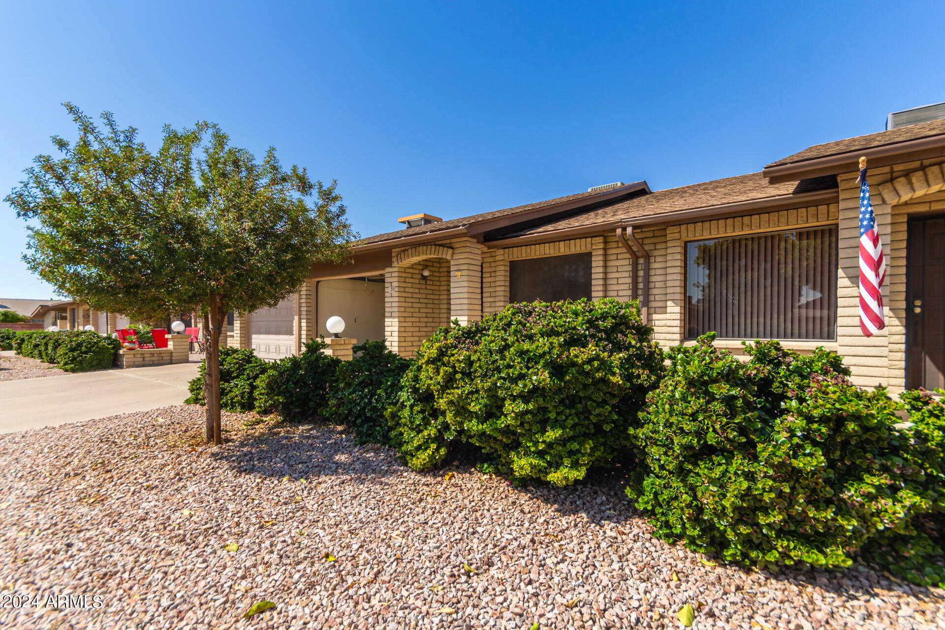 520 South Greenfield Road, Unit 39 Mesa, AZ 85206 - Photo 3 of 19 a front view of a house with garden