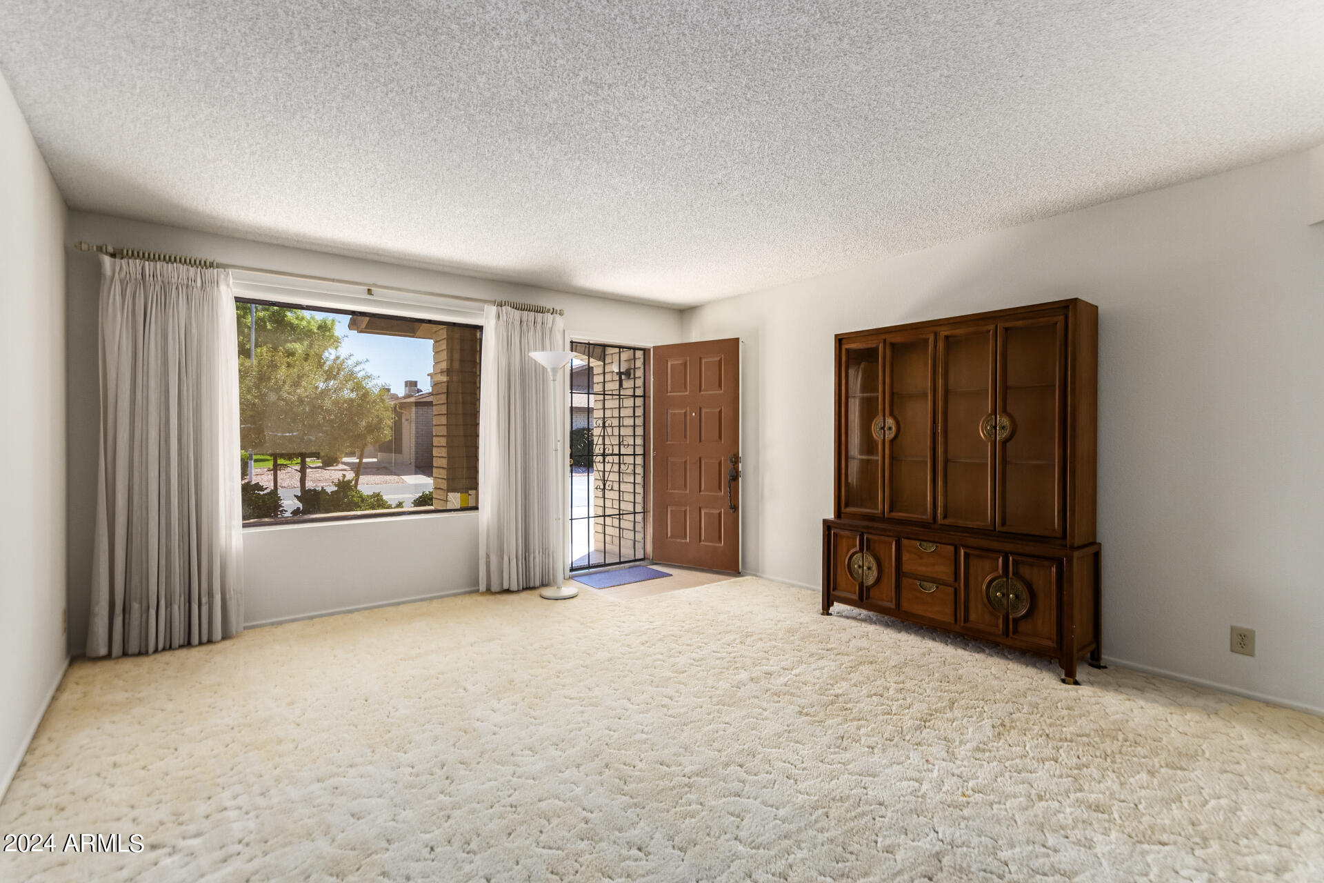 520 South Greenfield Road, Unit 39 Mesa, AZ 85206 - Photo 5 of 19 an empty room with furniture and a window