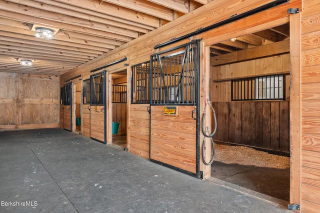 $1,290,000 | 23 Rood Hill Road, Sandisfield, MA 01255