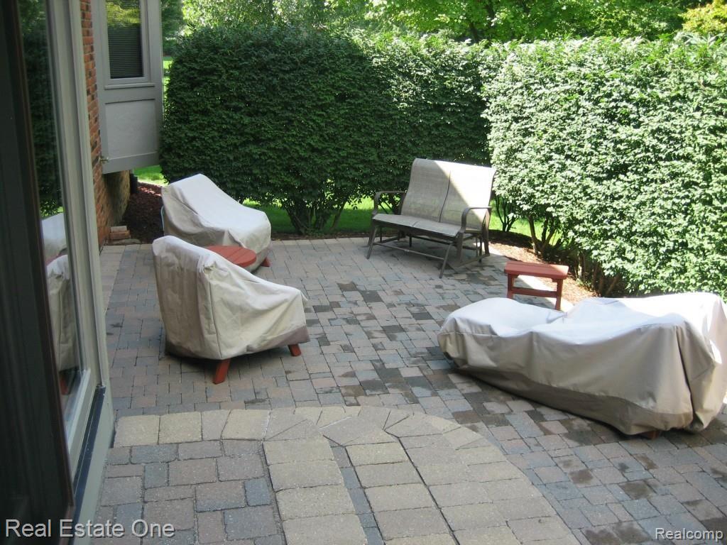 4240 Ridge Side Drive Rochester, MI 48306 - Photo 21 of 23 21 Patio.jpg