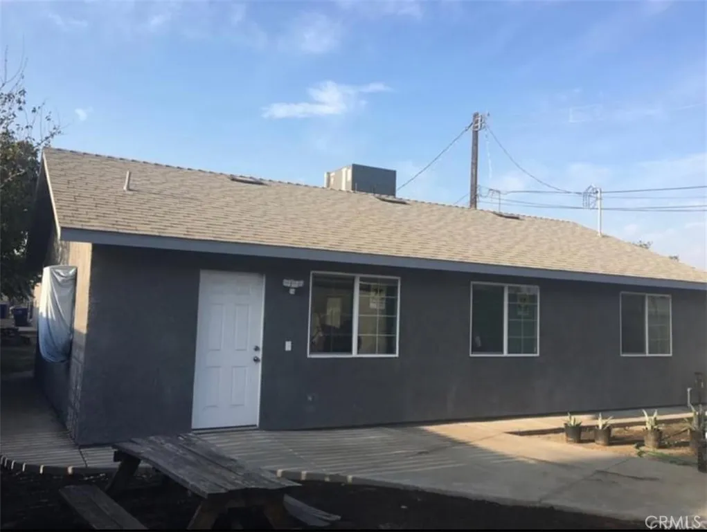 634 33rd Street Bakersfield, CA 93301 - Photo 2 of 39 a front view of a house with yard