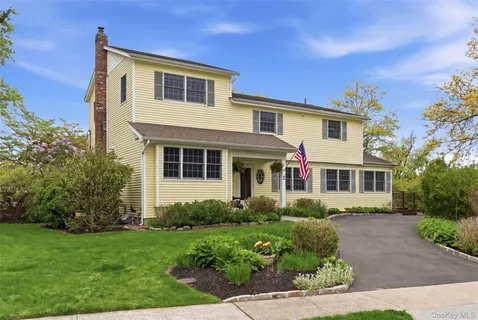 $1,550,000 | 2 West Oak Hill Drive, Oyster Bay, NY 11771