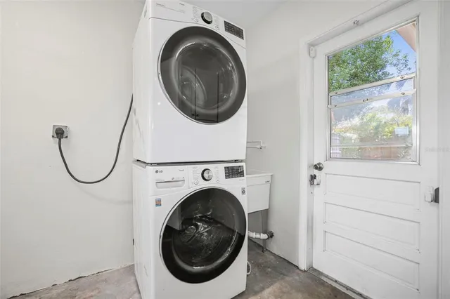a view of entryway with washer and dryer