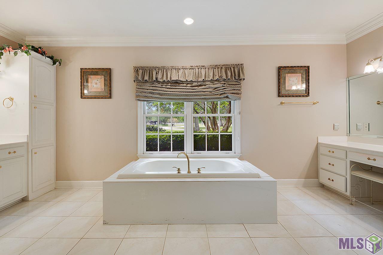 10355 South Tiger Bend Road Baton Rouge, LA 70817 - Photo 10 of 24 Master Bathroom