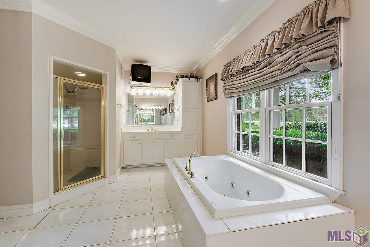 10355 South Tiger Bend Road Baton Rouge, LA 70817 - Photo 11 of 24 Master Bathroom