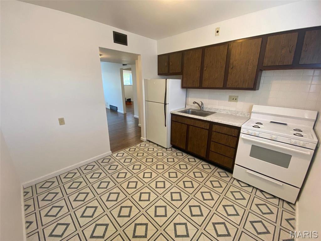 8502 Titchfield Court, Unit C St. Louis, MO 63123 - Photo 2 of 21