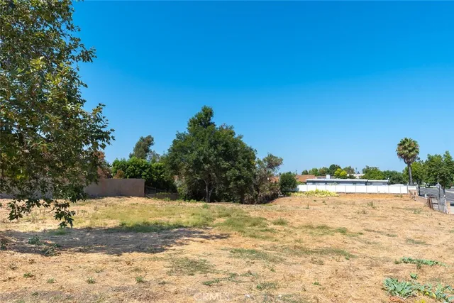 a view of big yard with a house