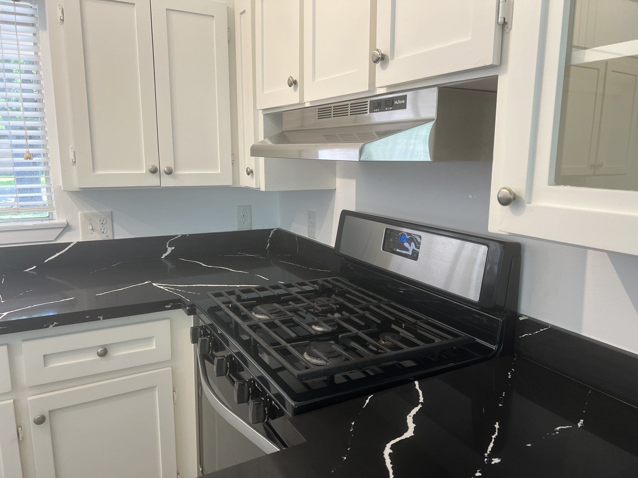 9007 Dunlap Street Houston, TX 77074 - Photo 6 of 22 Kitchen- GAS Stove & more storage.