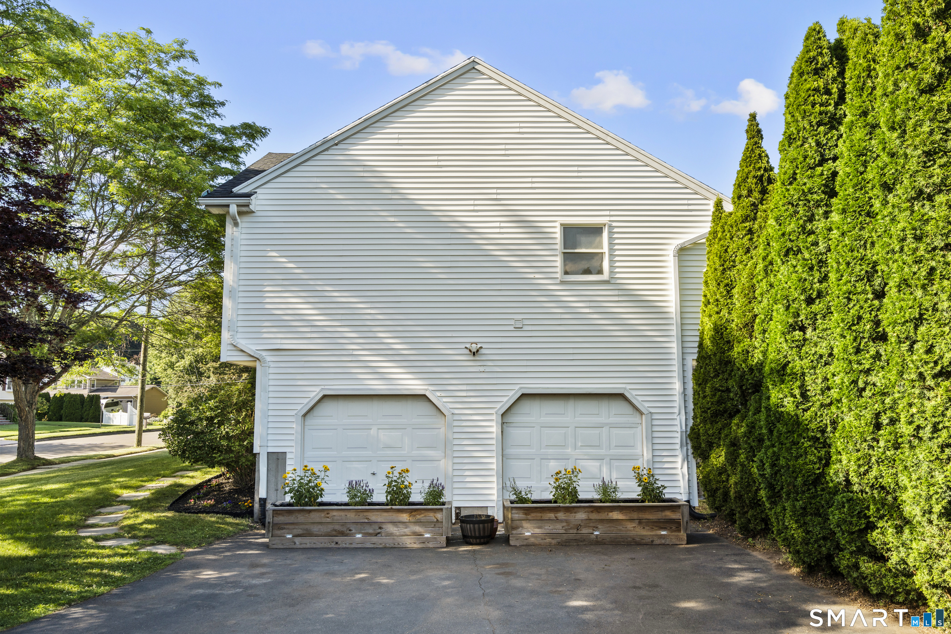 39 Joseph Lane Hamden, CT 06514 - Photo 6 of 40 a view of two house with yard and plants