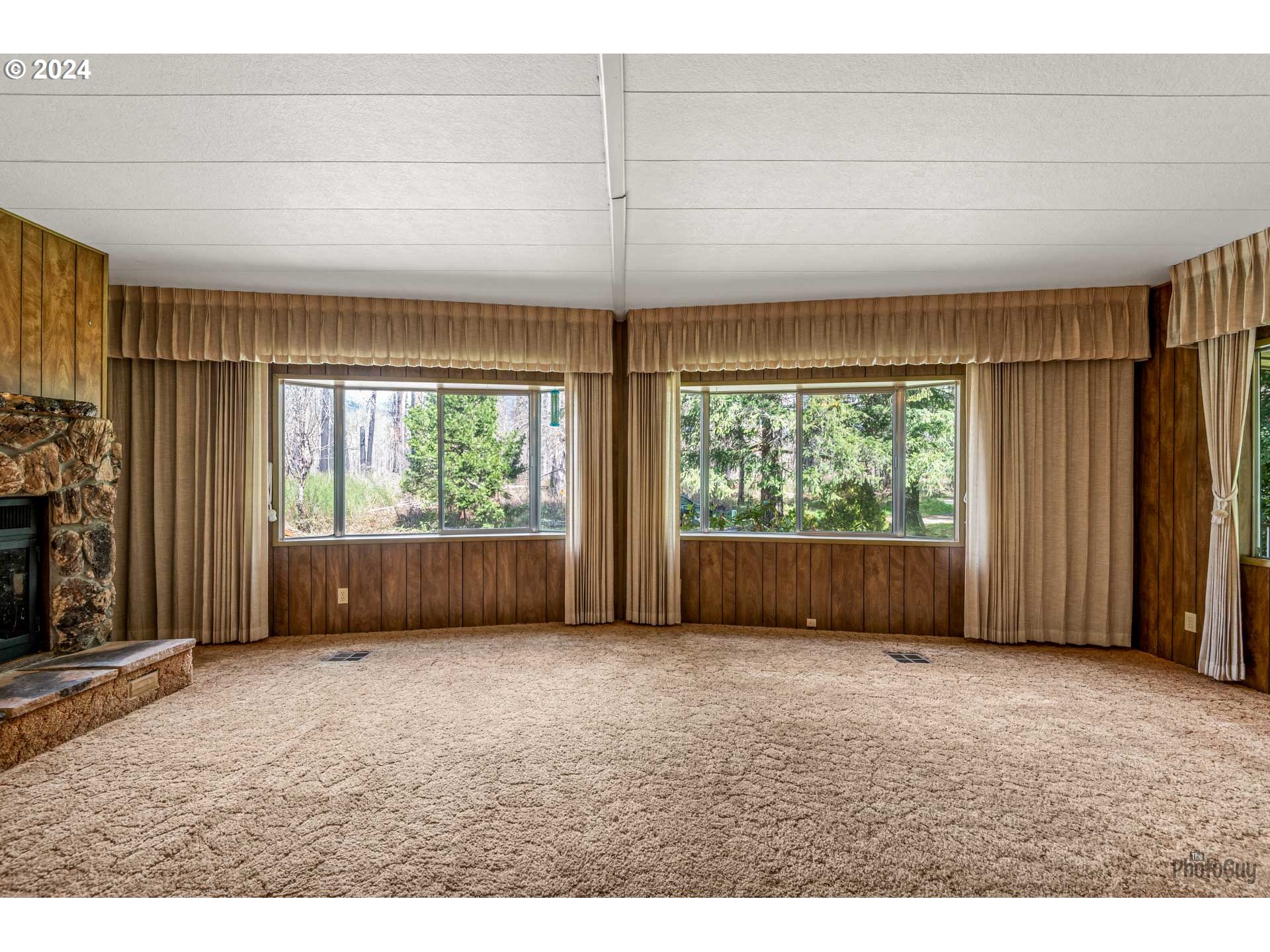 91542 Dearborn Island Road Blue River, OR 97413 - Photo 24 of 44 Living Room