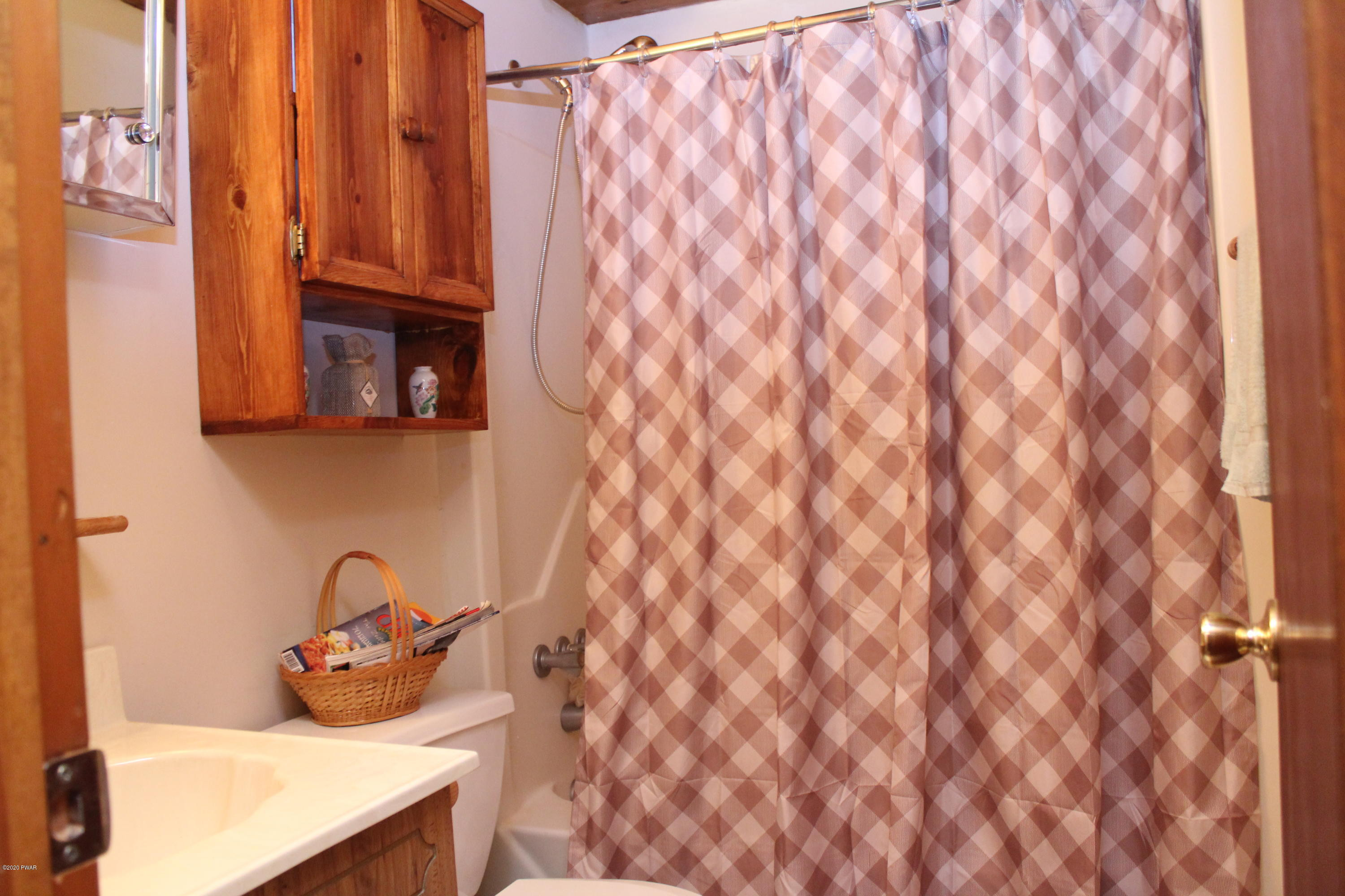 382 Northgate Road Lake Ariel, PA 18436 - Photo 9 of 20 a close up of a curtain