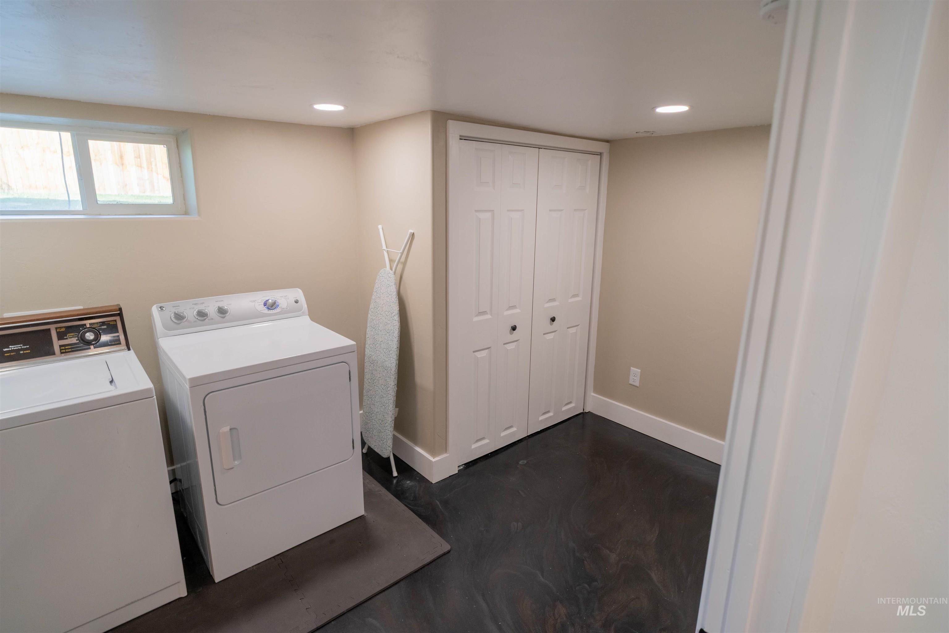 1212 14th Street Lewiston, ID 83501 - Photo 30 of 50 Laundry room featuring washer and clothes dryer, recessed lighting, and finished concrete floors