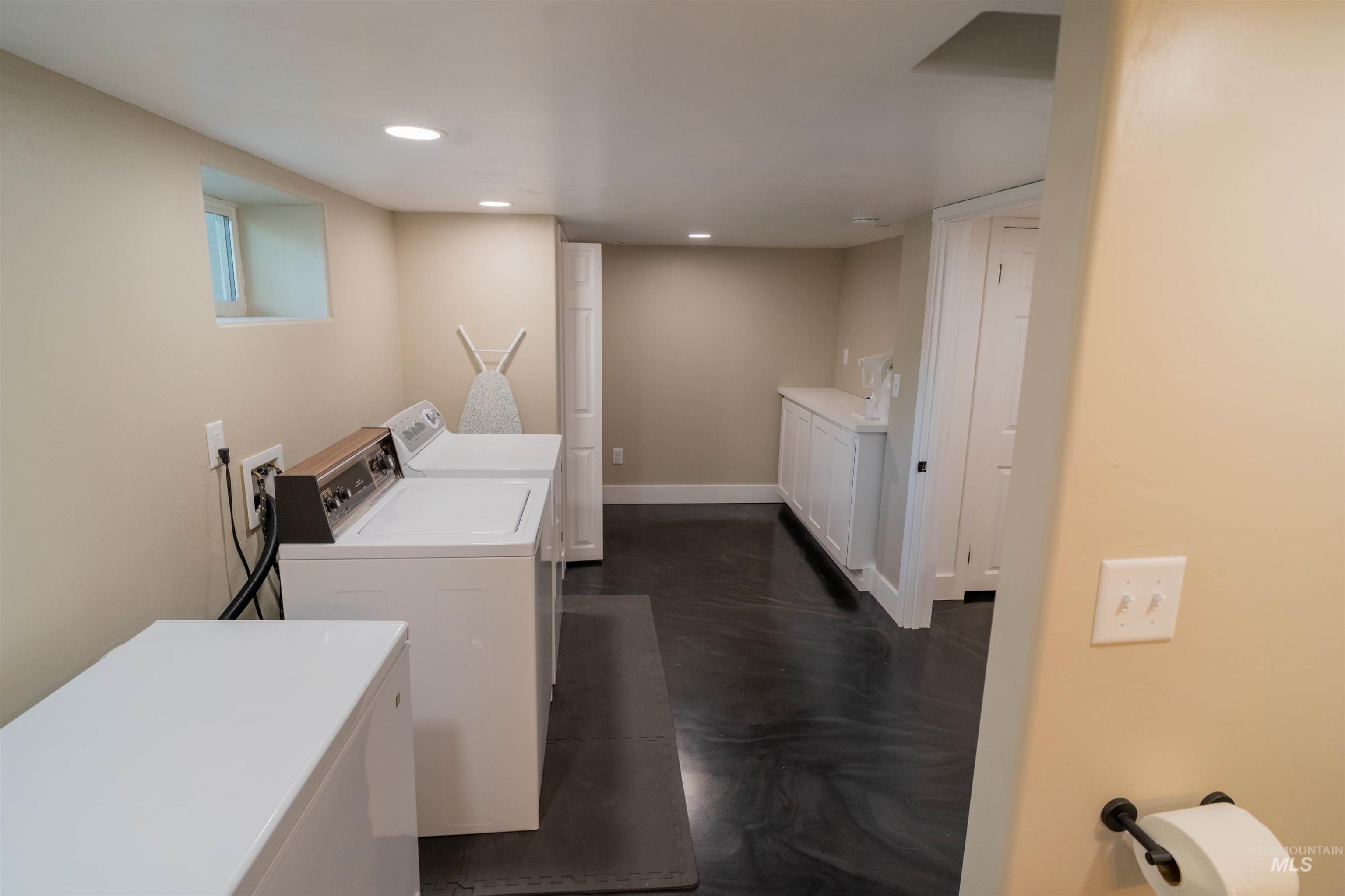 1212 14th Street Lewiston, ID 83501 - Photo 33 of 50 Laundry area with independent washer and dryer and recessed lighting