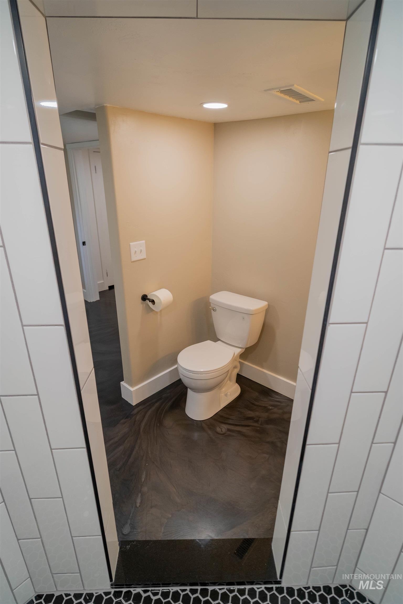 1212 14th Street Lewiston, ID 83501 - Photo 36 of 50 Bathroom with toilet and baseboards