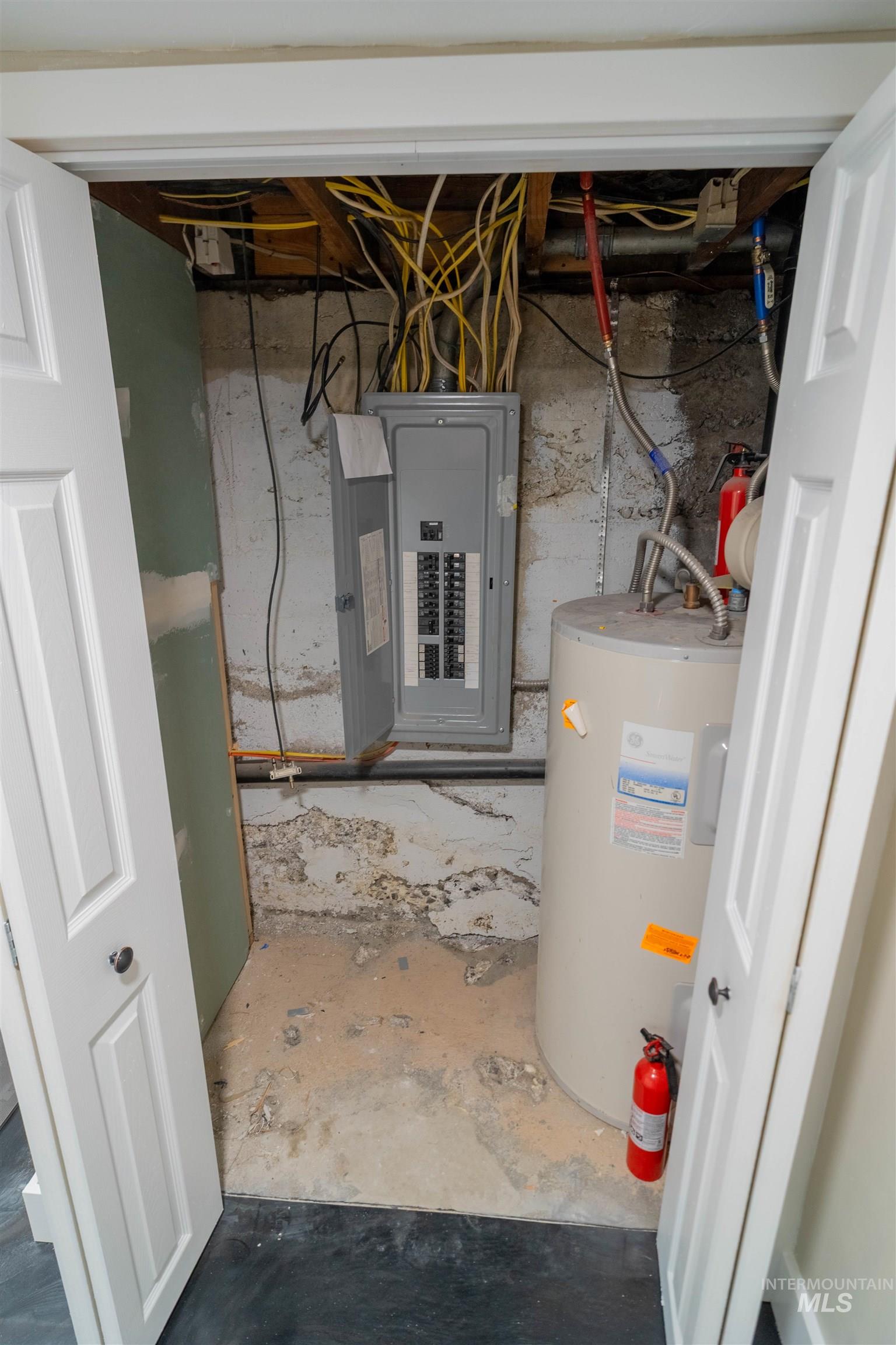 1212 14th Street Lewiston, ID 83501 - Photo 46 of 50 Utilities featuring electric panel and electric water heater