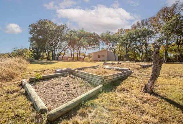 a view of a house with backyard