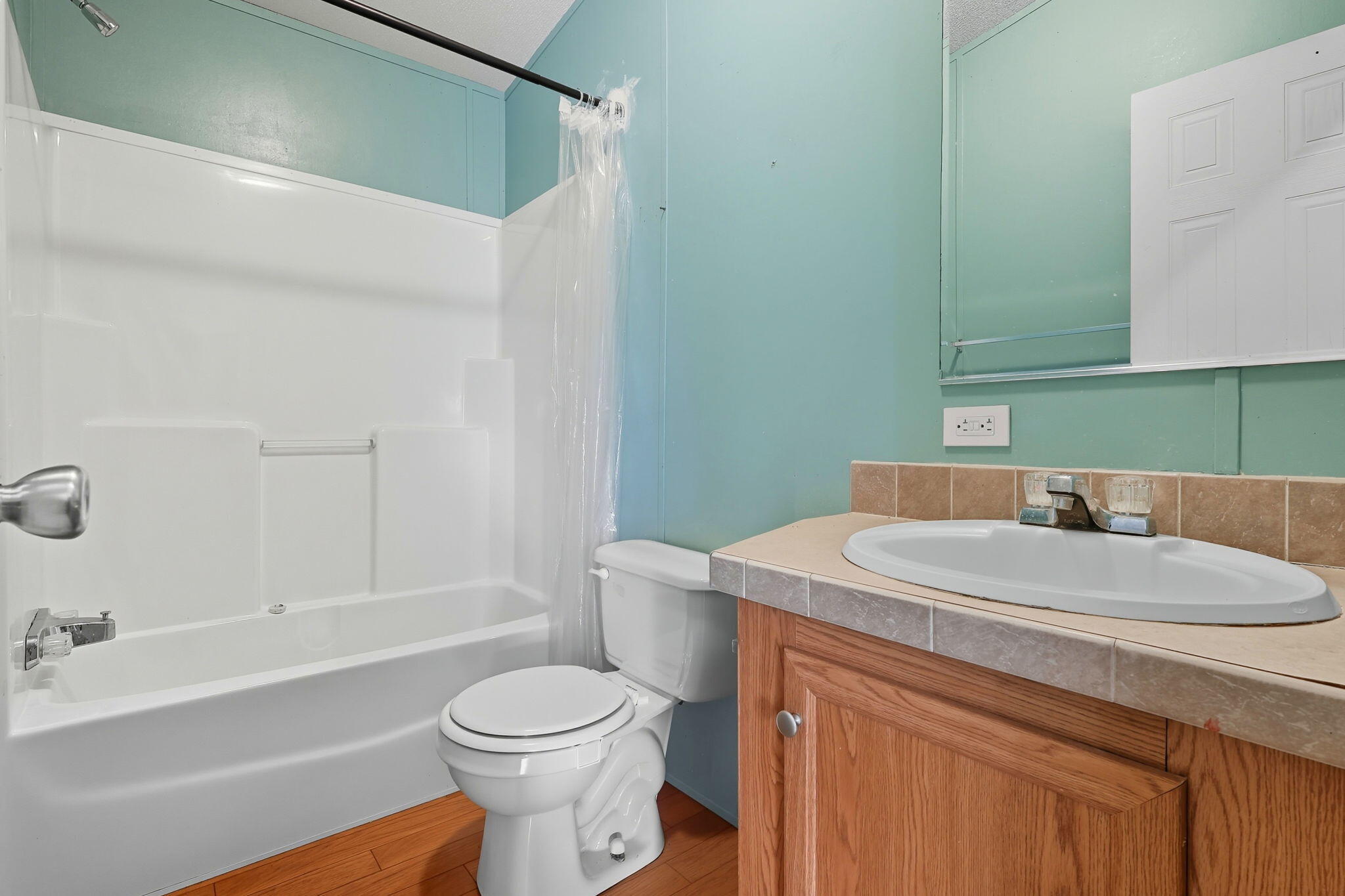 362 Schubert Circle DeFuniak Springs, FL 32433 - Photo 15 of 19 Hall Bath with Tub