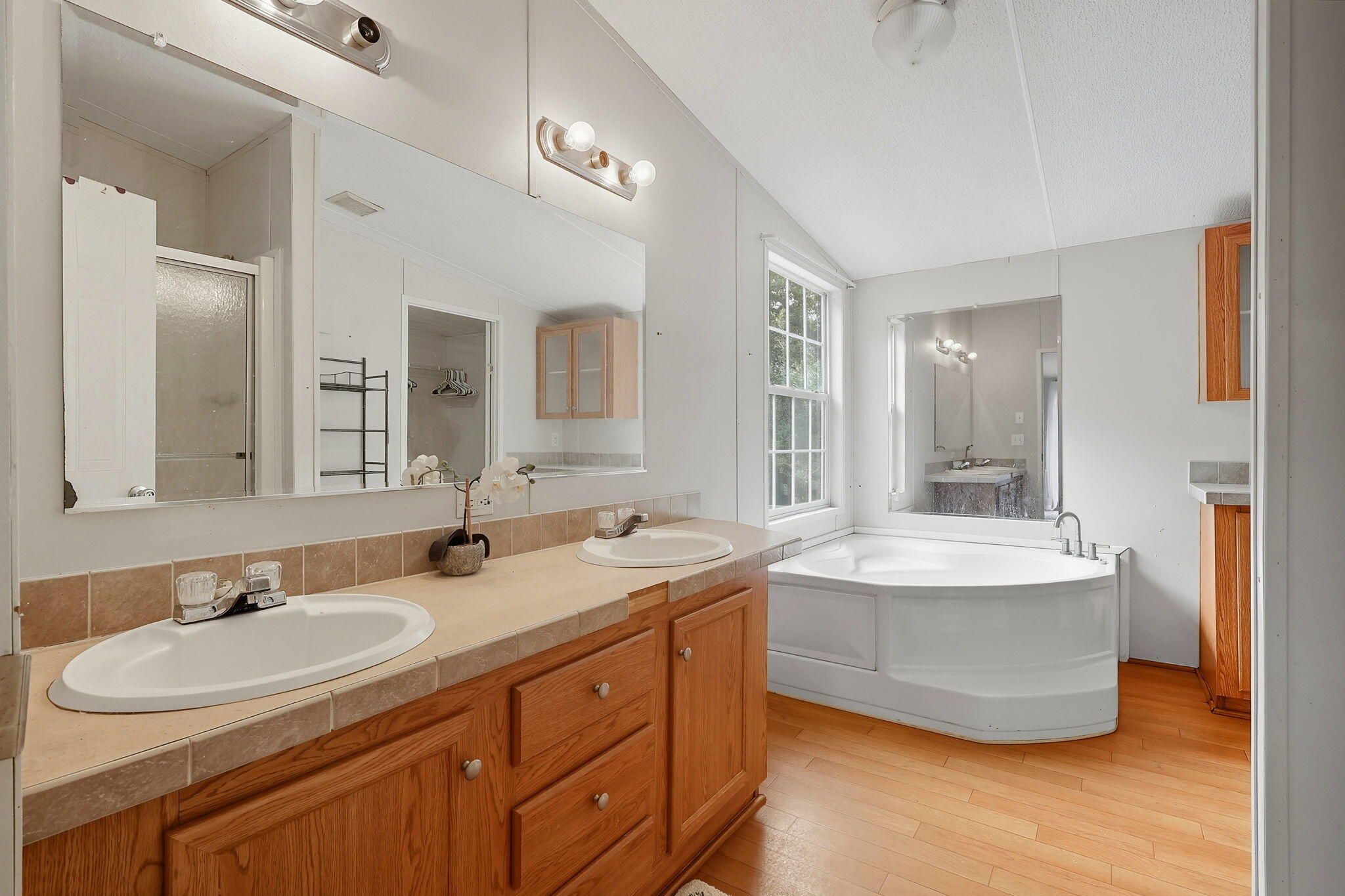 362 Schubert Circle DeFuniak Springs, FL 32433 - Photo 10 of 19 Double Vanity and Garden Tub