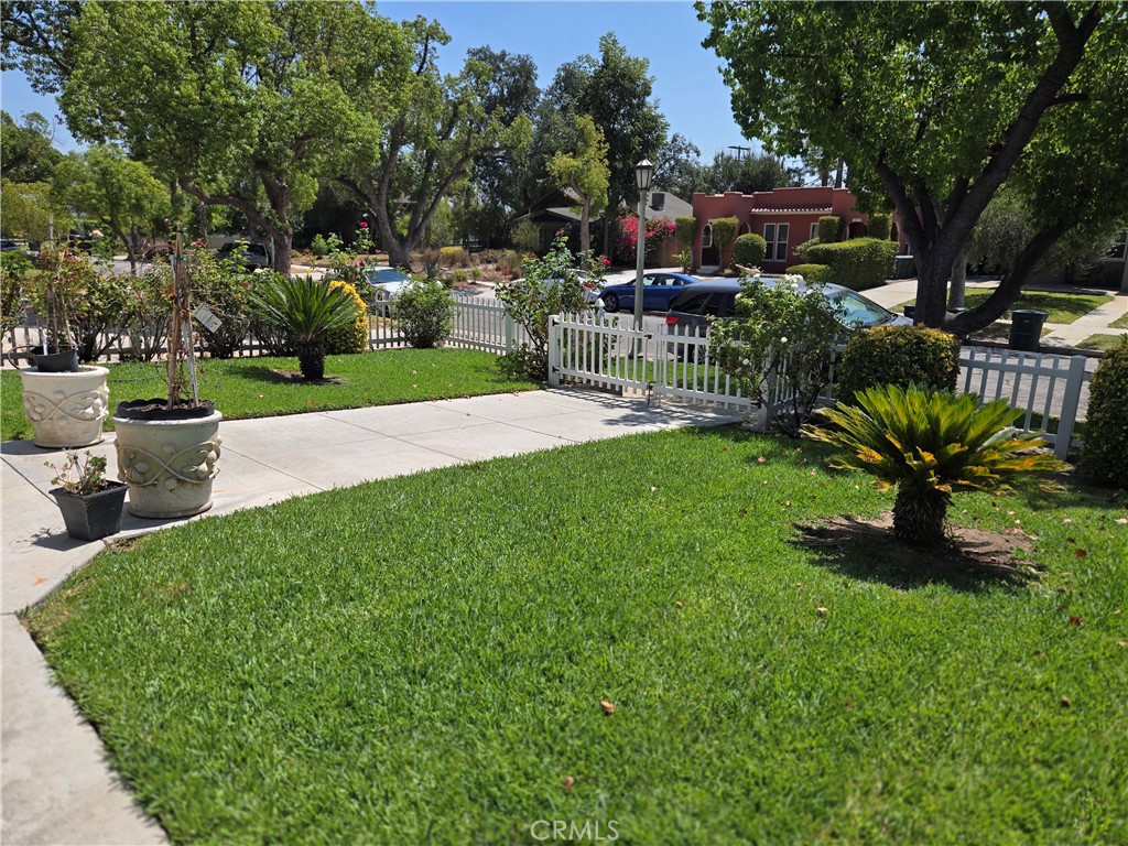 1625 Brigden Road Pasadena, CA 91104 - Photo 2 of 9 Front yard