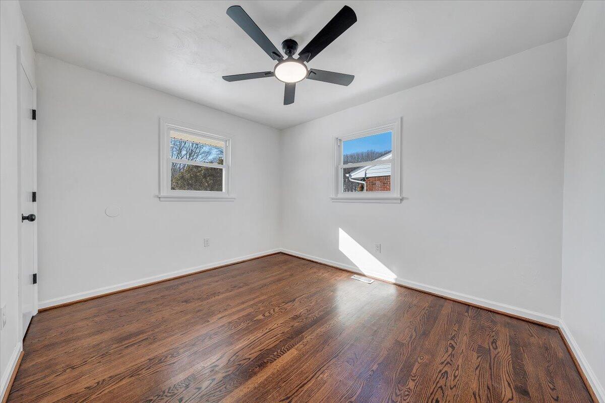 1631 Eanes Road Roanoke, VA 24014 - Photo 14 of 29 10-MIB09879