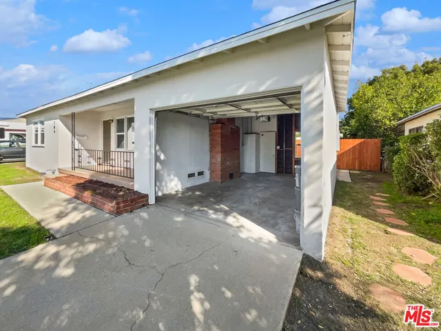 a view of a house with backyard and porch
