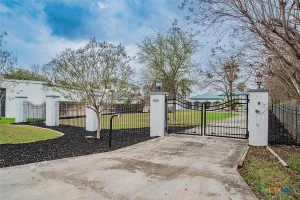 a view of a house with backyard
