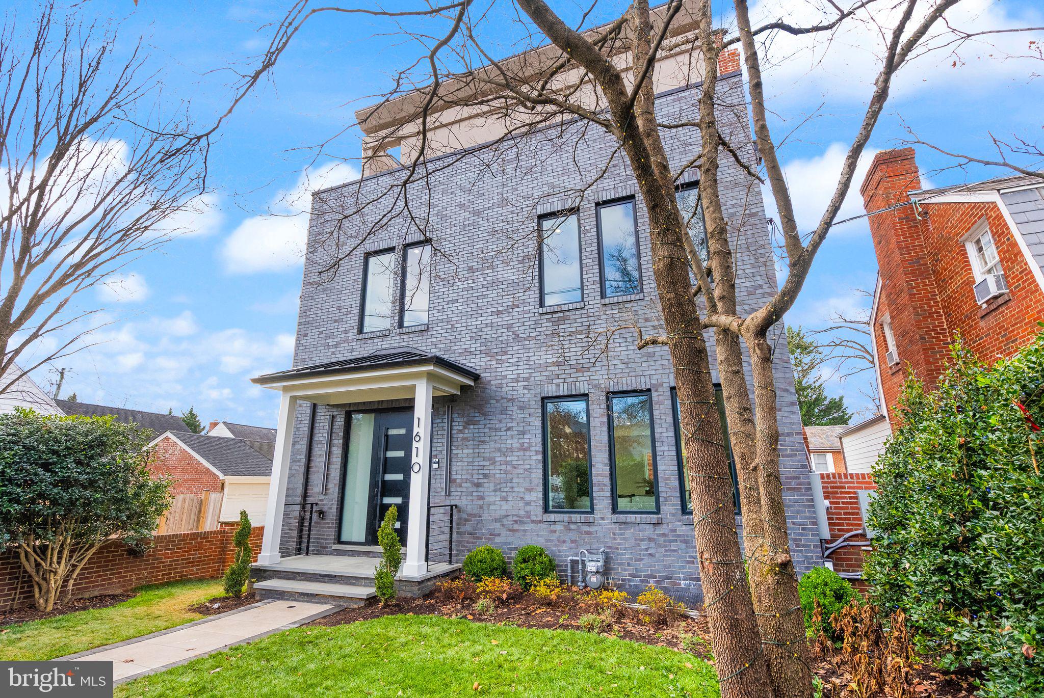 1610 Foxhall Road Northwest Washington, DC 20007 - Photo 3 of 66 Private front yard