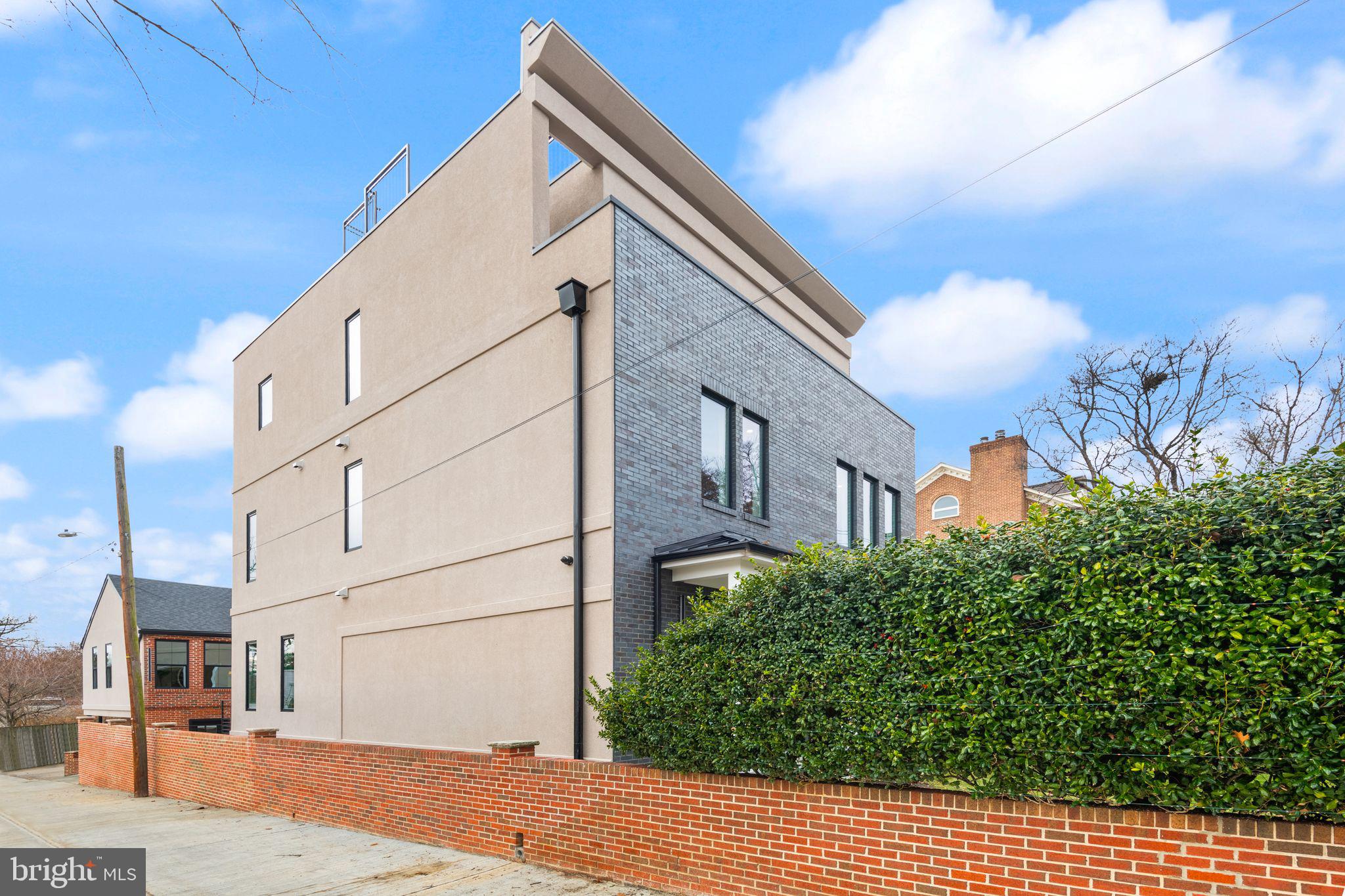 1610 Foxhall Road Northwest Washington, DC 20007 - Photo 63 of 66 a backyard of a house with lots of green space