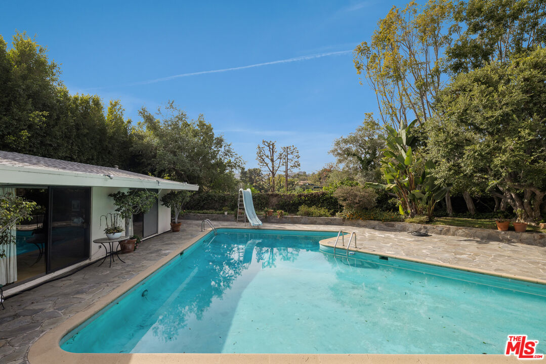 1018 North Crescent Drive Beverly Hills, CA 90210 - Photo 13 of 18 a view of a backyard