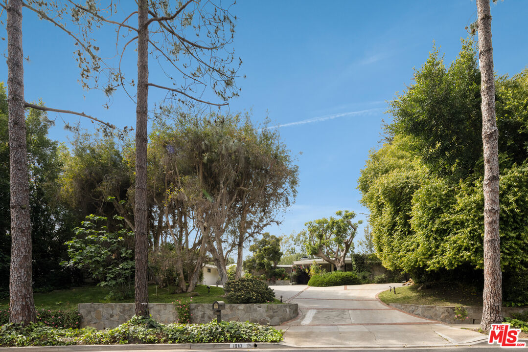 1018 North Crescent Drive Beverly Hills, CA 90210 - Photo 2 of 18 a view of a pathway of a building