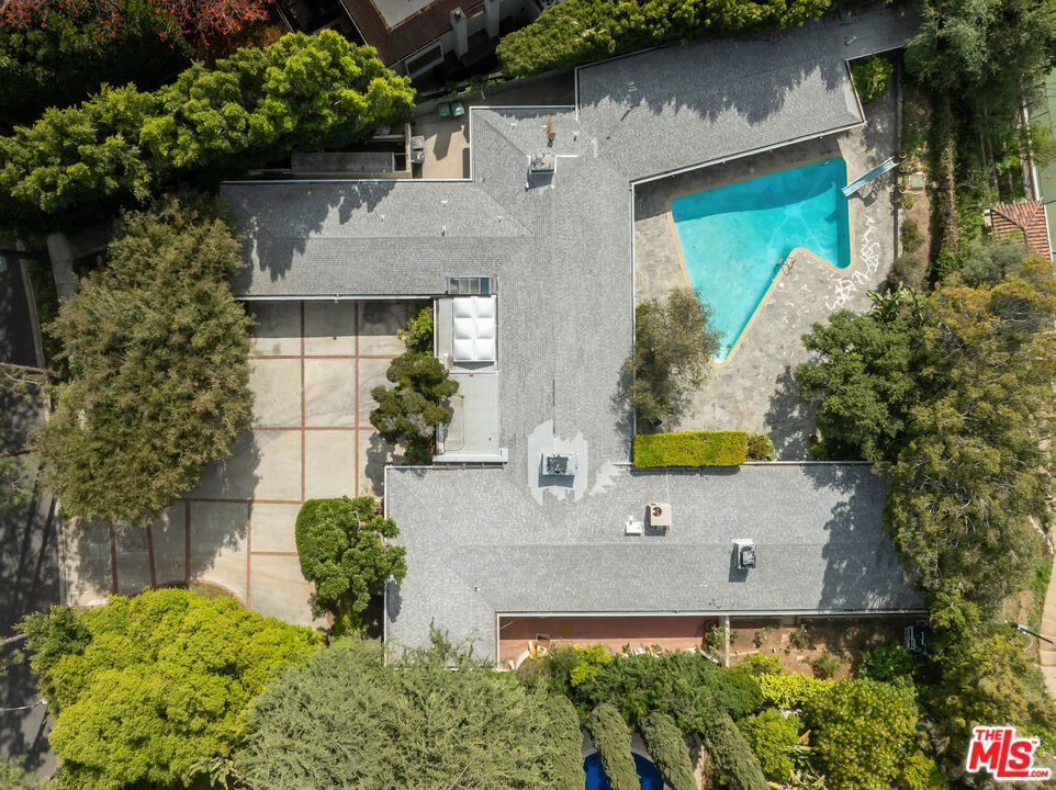 1018 North Crescent Drive Beverly Hills, CA 90210 - Photo 3 of 18 a view of a yard with plants