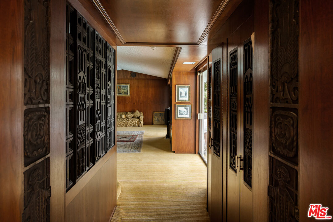 1018 North Crescent Drive Beverly Hills, CA 90210 - Photo 10 of 18 a view of walk in closet