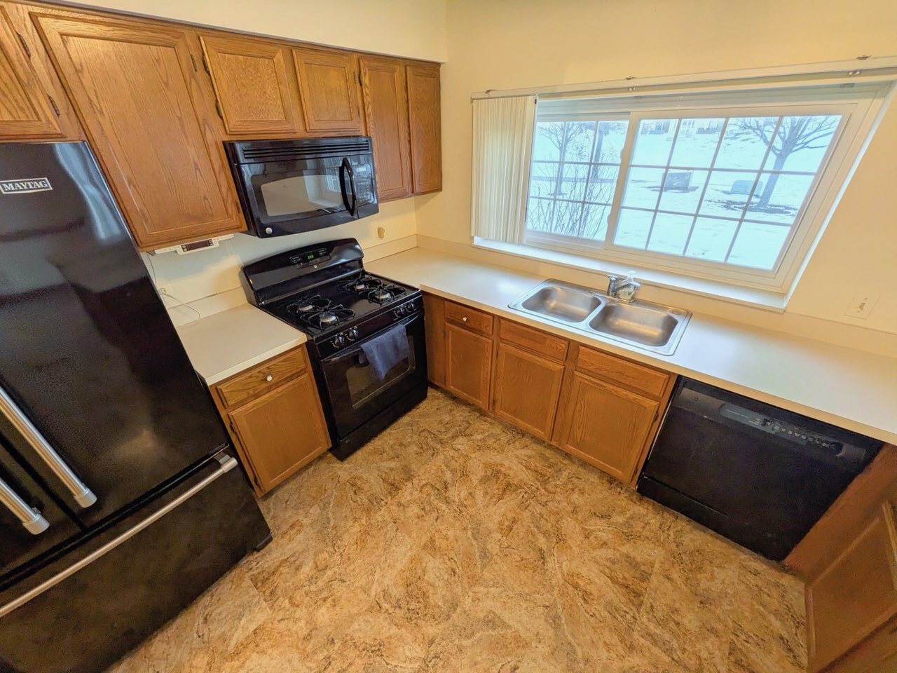 28 North Oltendorf Road, Unit 28 Streamwood, IL 60107 - Photo 4 of 13