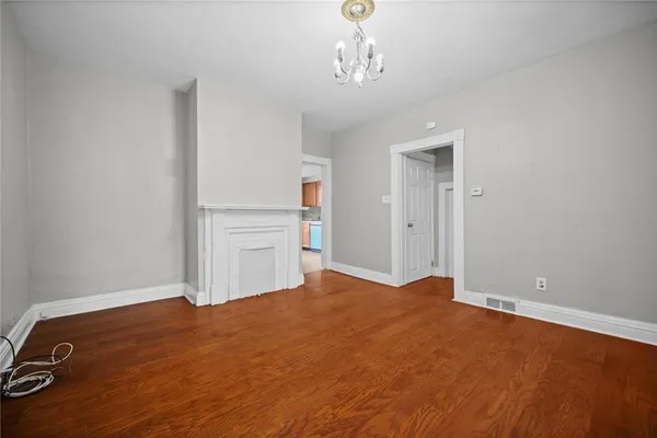 a view of empty room with a ceiling fan