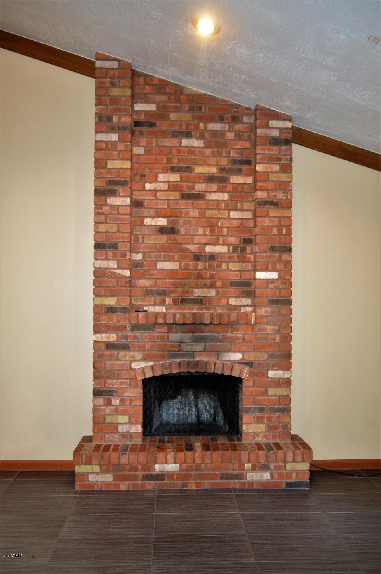 844 East Roberts Road Phoenix, AZ 85022 - Photo 19 of 47 DSC_2304