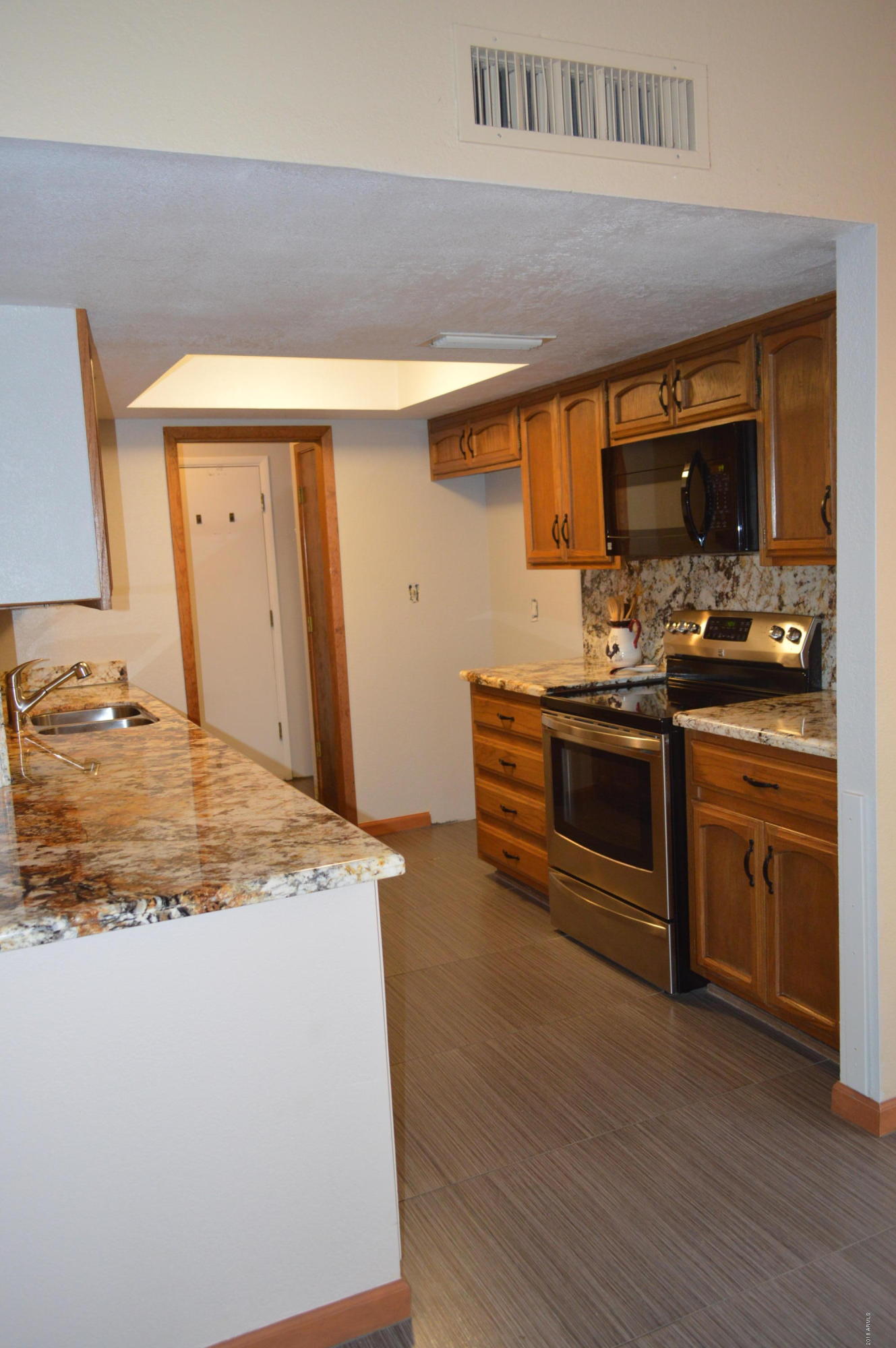 844 East Roberts Road Phoenix, AZ 85022 - Photo 20 of 47 DSC_2307
