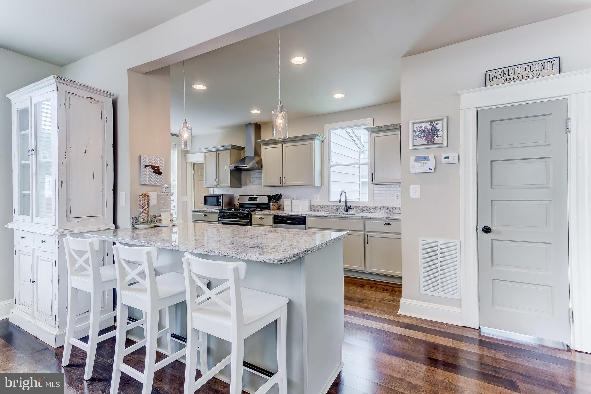 6317 Banbury Road Baltimore, MD 21239 - Photo 8 of 29 Kitchen with granite breakfast bar
